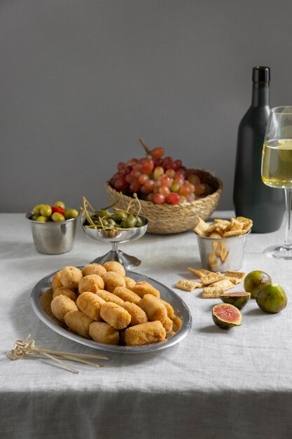 Surtido de deliciosas croquetas españolas