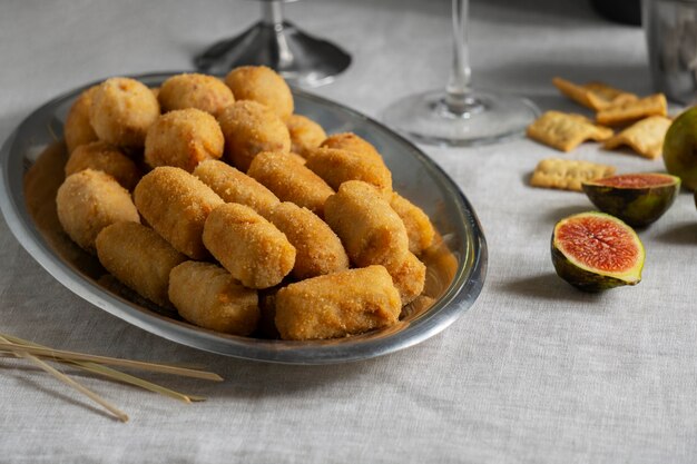 Surtido de deliciosas croquetas españolas