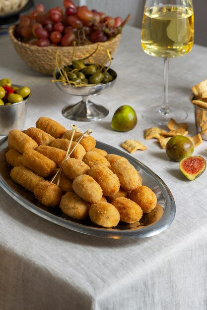 Surtido de deliciosas croquetas españolas