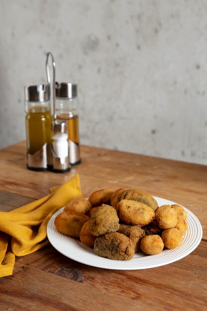 Surtido de deliciosas croquetas fritas