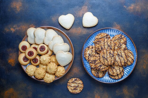 Surtido de deliciosas galletas frescas.