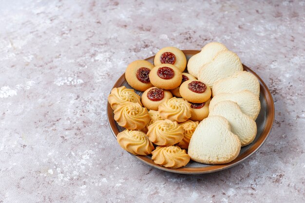 Surtido de deliciosas galletas frescas.