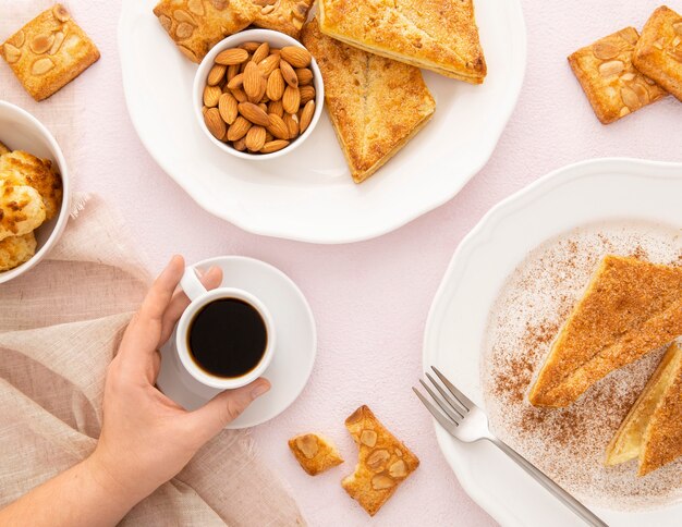 Surtido de deliciosas galletas orgánicas y café.