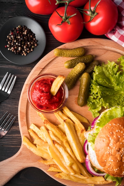 Surtido de deliciosas hamburguesas y papas fritas.