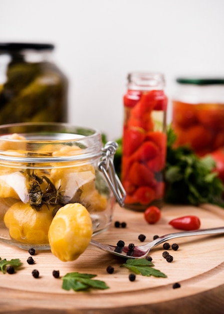 Surtido de deliciosas verduras en conserva