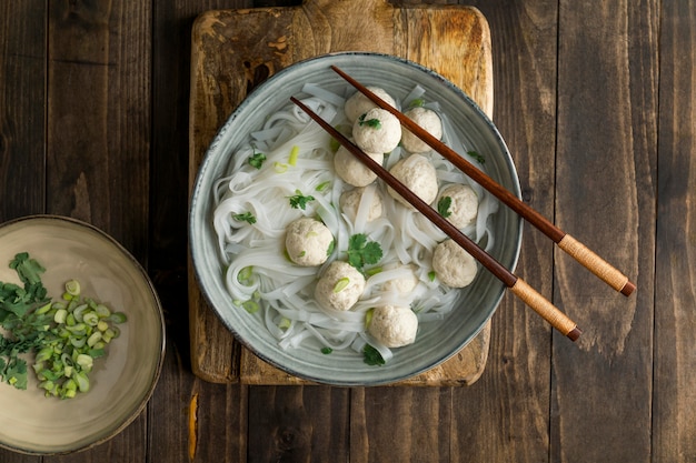 Surtido de delicioso cuenco de bakso