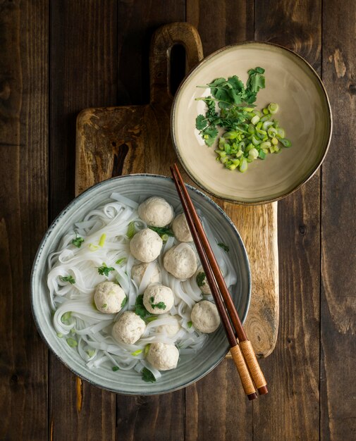 Surtido de delicioso cuenco de bakso