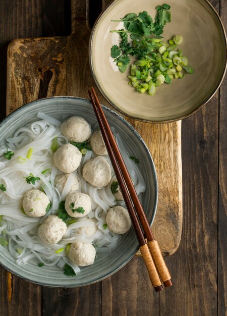 Surtido de delicioso cuenco de bakso