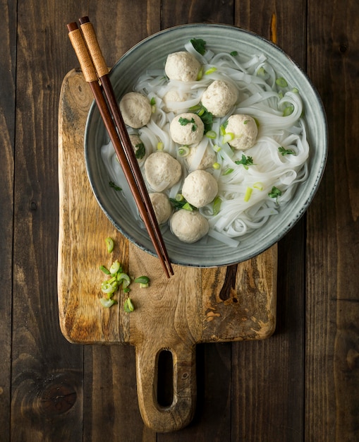 Surtido de delicioso cuenco de bakso