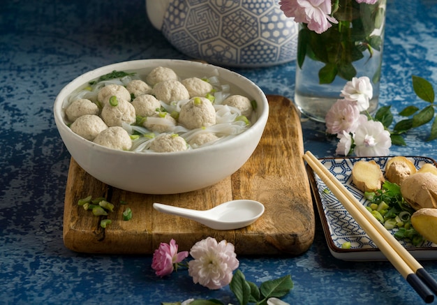 Surtido delicioso de cuencos de bakso