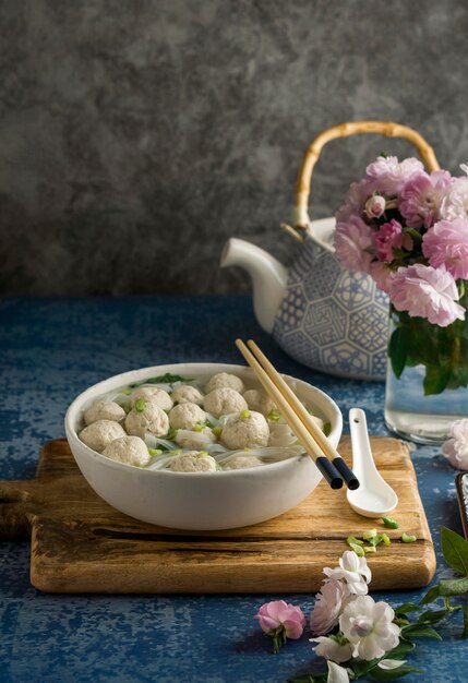 Surtido delicioso de cuencos de bakso