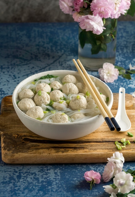 Surtido delicioso de cuencos de bakso