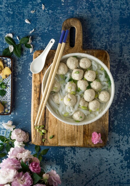 Surtido delicioso de cuencos de bakso