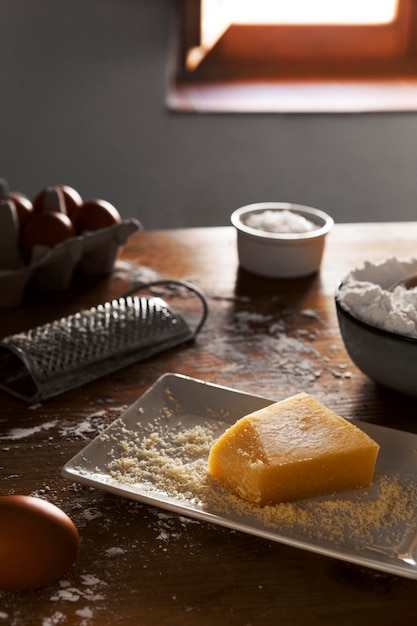 Foto gratuita surtido de delicioso pan de queso