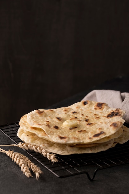 Surtido delicioso roti en la mesa con espacio de copia