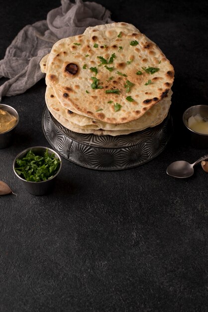 Surtido delicioso roti en la mesa con espacio de copia