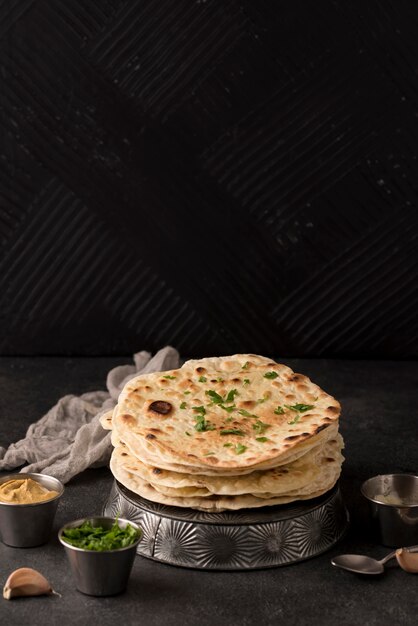 Surtido delicioso roti en la mesa con espacio de copia