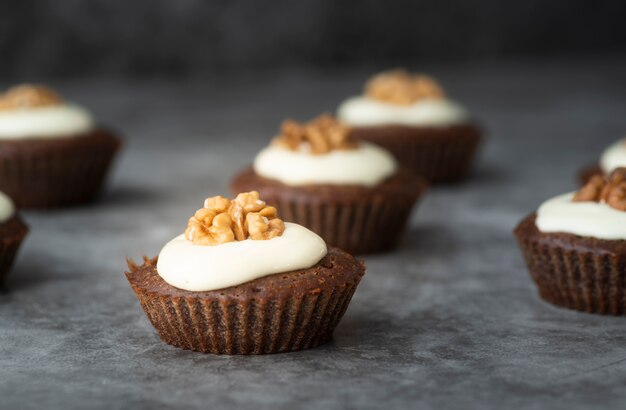 Surtido de deliciosos cupcakes y nueces.