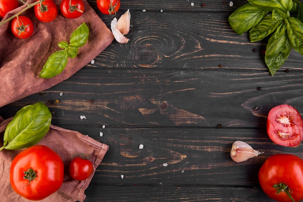 Surtido de deliciosos ingredientes planos laicos con espacio de copia