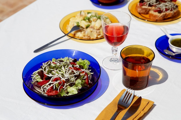 Surtido de deliciosos platos tradicionales de gulas