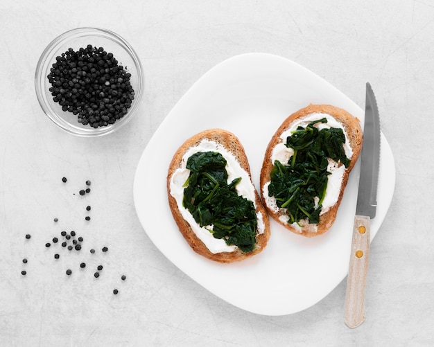 Surtido de deliciosos sándwiches en plato blanco