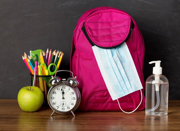 Surtido del día de la educación con mascarilla