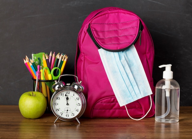 Surtido del día de la educación con mascarilla