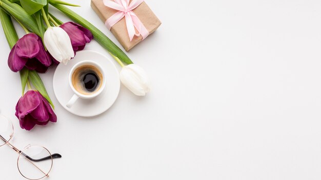 Surtido de día de la mujer sobre fondo blanco con tulipanes y espacio de copia