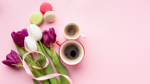 Surtido de día de la mujer sobre fondo rosa con espacio de copia