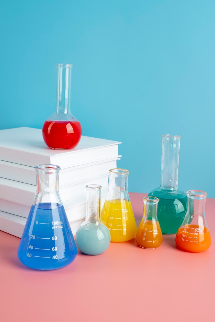 Foto gratuito surtido del día mundial de la ciencia con tubos de química.