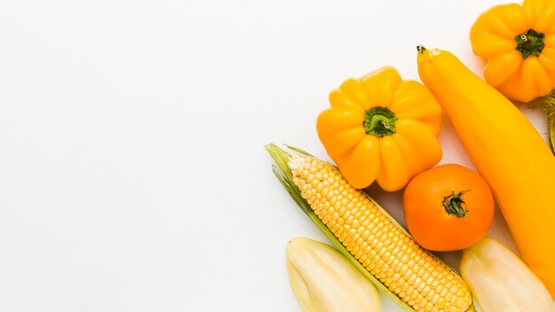 Surtido de diferentes verduras de colores cálidos con espacio de copia