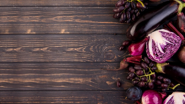 Surtido de diferentes verduras y frutas con espacio de copia