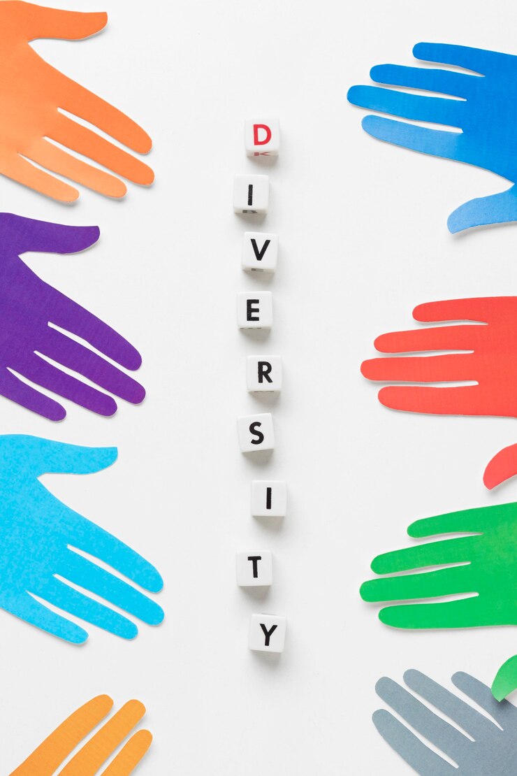 Foto gratuito surtido de diversidad laica plana con manos de papel de diferentes colores