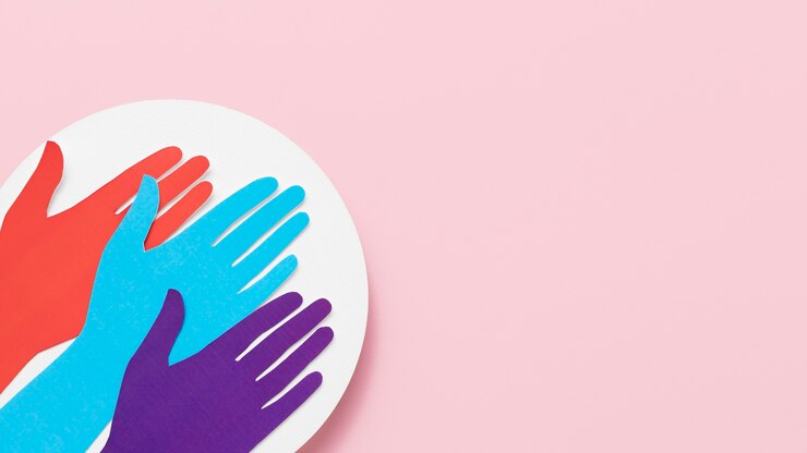 Foto gratuito surtido de diversidad de manos de papel de diferentes colores con espacio de copia