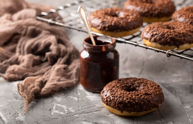 Surtido de donas dulces de alto ángulo