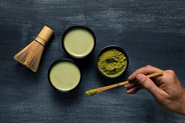 Surtido de dos tazas de té matcha