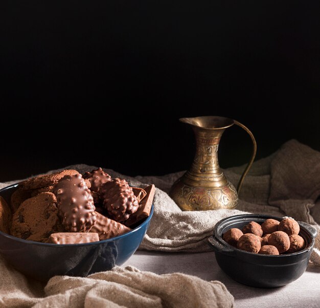 Surtido de dulces de chocolate de alto ángulo en cuencos