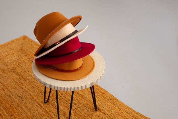 Surtido de elegantes sombreros fedora