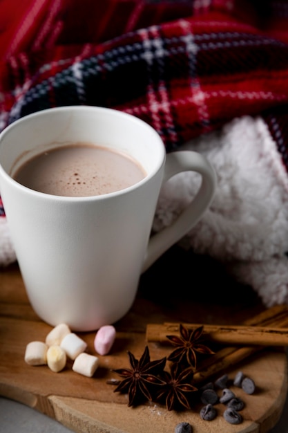 Surtido de elementos higge de invierno con taza de chocolate caliente