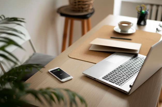 Surtido de escritorio de alto ángulo con laptop