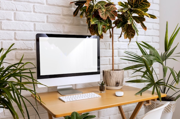 Surtido de escritorio con monitor y teclado