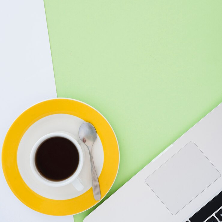Foto gratuito surtido de escritorio de negocios con café