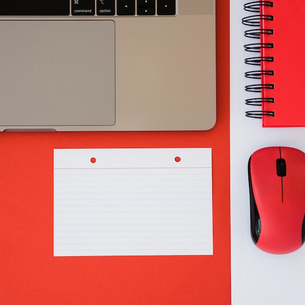 Surtido de escritorio de negocios con laptop y mouse