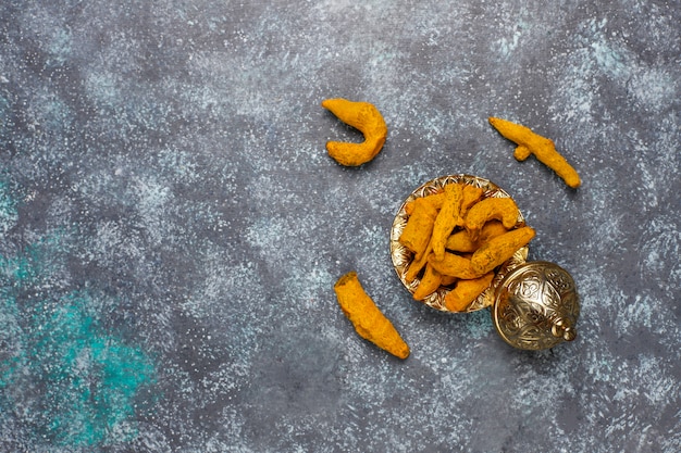 Foto gratuita surtido de especias en la mesa de la cocina