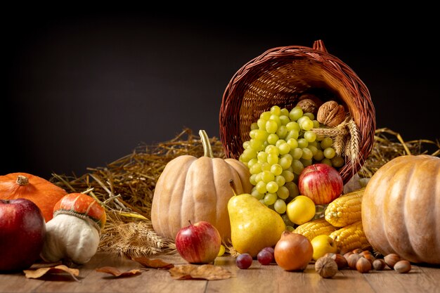 Surtido festivo de cuerno de la abundancia con deliciosas comidas