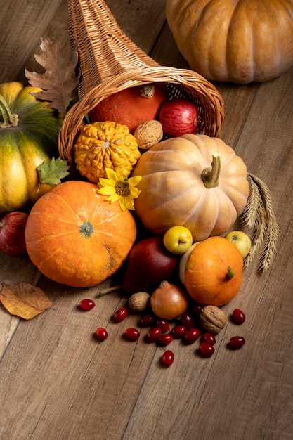 Surtido festivo de cuerno de la abundancia con deliciosas comidas