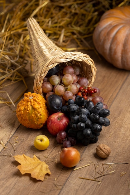 Foto gratuita surtido festivo de cuerno de la abundancia con deliciosas frutas