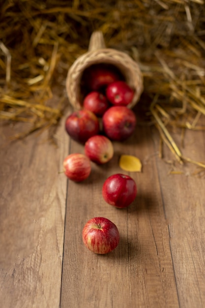 Surtido festivo de cuerno de la abundancia con deliciosas frutas