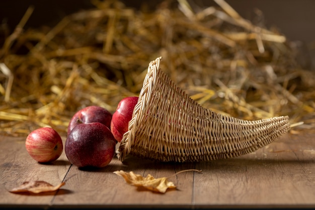 Surtido festivo de cuerno de la abundancia con deliciosas frutas