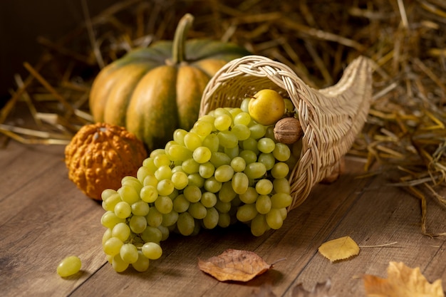 Surtido festivo de cuerno de la abundancia con deliciosas frutas